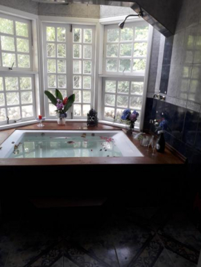 Casa Maravilhosa com Vista Para Rio - Lareira - Banheira - 2 pessoas praia de Boiçucanga